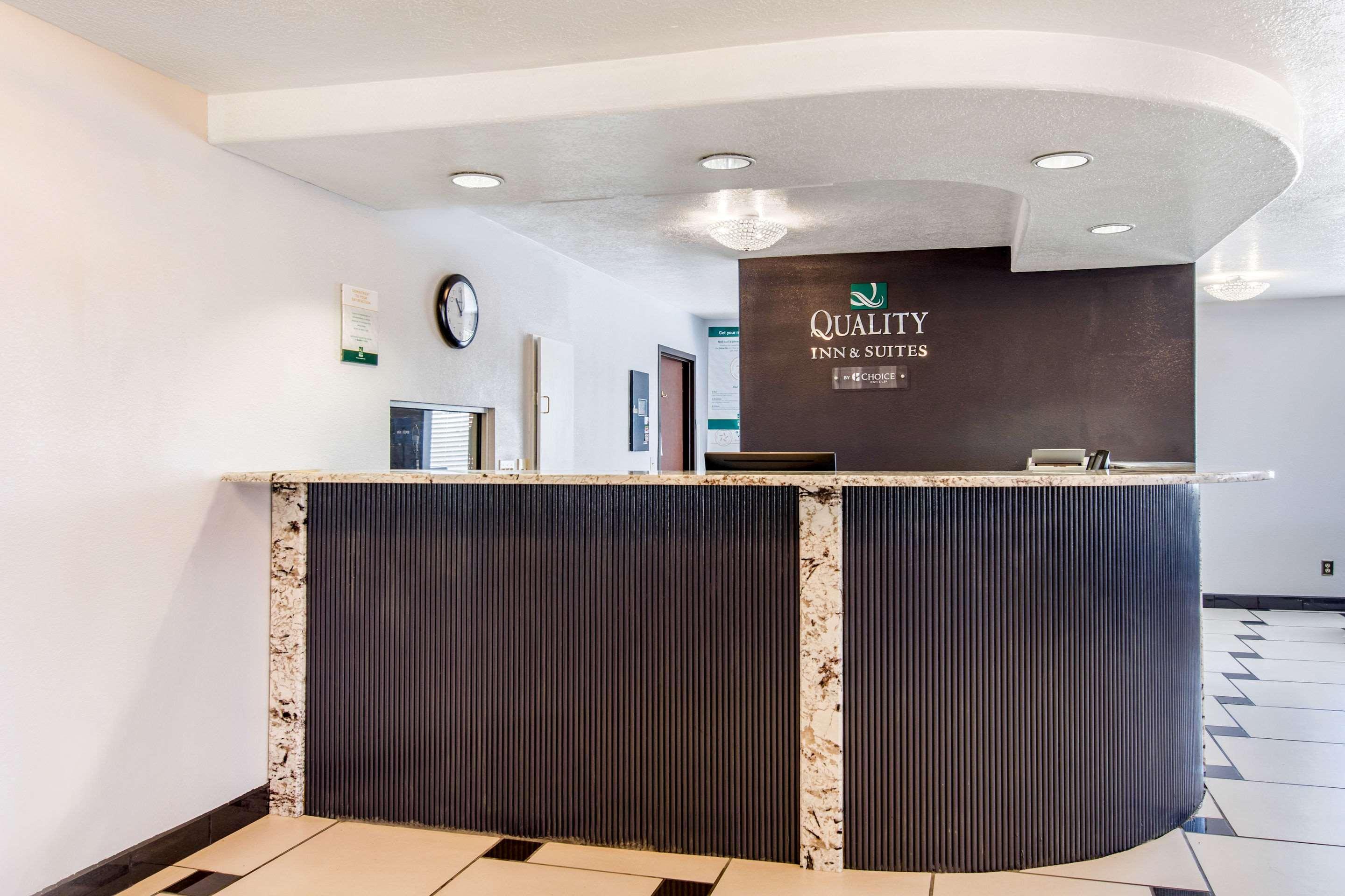 Quality & North Near Balloon Fiesta Park Hotel 2*